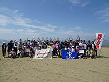 ２０２４年６月１日に「海ごみゼロウィーク」活動として、労使共催で兵庫県たつの市新舞子の浜辺にて清掃活動を行いました。