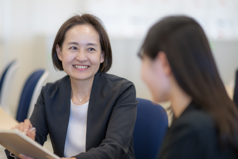 M.Sさんがオフィスで会話する様子