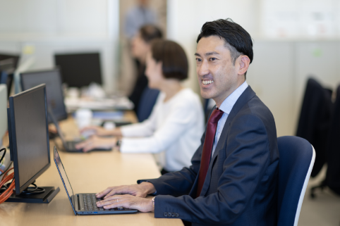 T.Iさんがオフィスで会話する様子