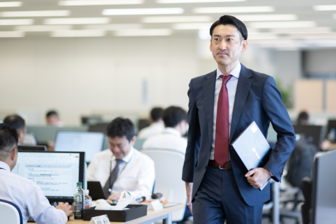 T.Iさんが若手社員へのメッセージやアドバイスについて話す様子