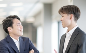 社員が話す様子