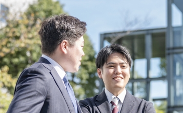 S.UさんとR.Yさんが話す様子