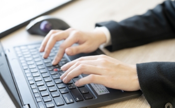 社員がパソコンで作業をする様子