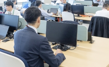 社員がパソコンで作業をする様子
