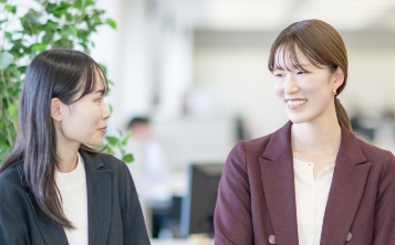 N.KさんとH.Aさんが話す様子