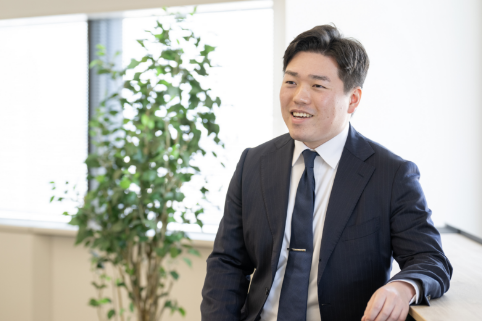 S.Uさんがオフィスで会話する様子