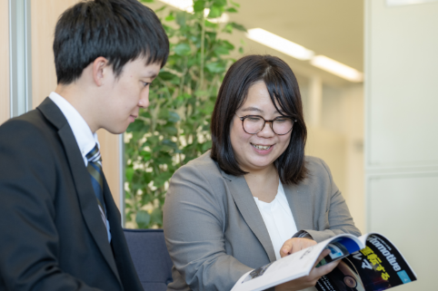 S.Tさんがオフィスで会話する様子