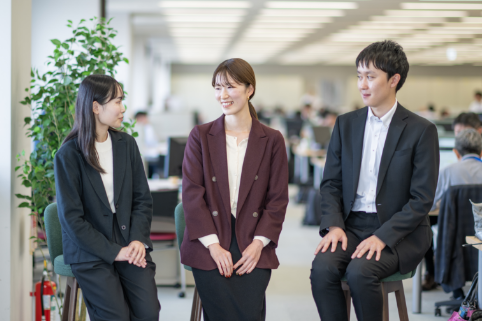 N.Kさんがオフィスで会話する様子