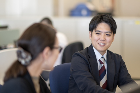 R.Yさんがオフィスで会話する様子