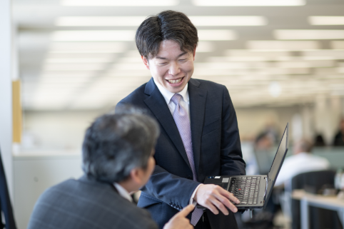 K.Yさんがオフィスで会話する様子