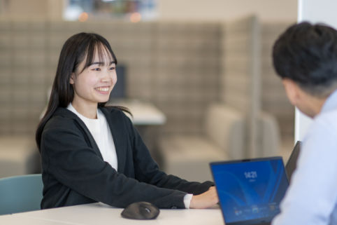 H.Aさんがオフィスで会話する様子