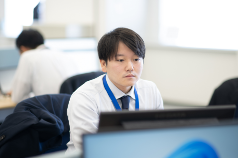 K.Mさんが業務を行う様子