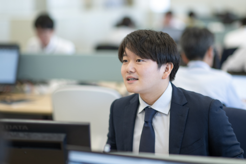 K.Mさんがオフィスで会話する様子